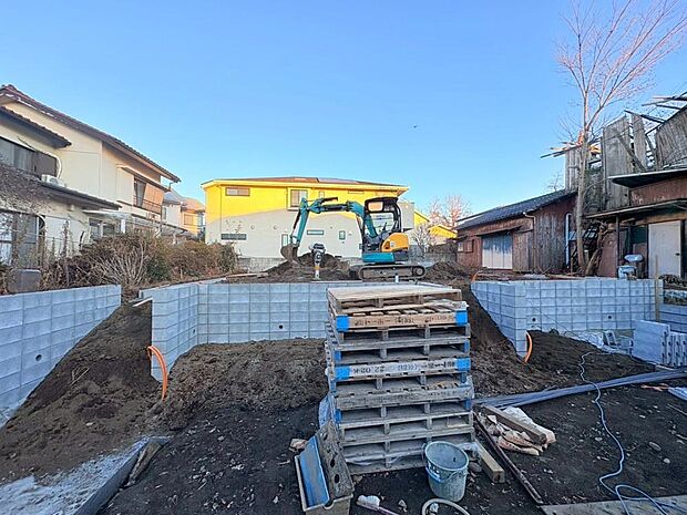 カースペースは2台分が確保されています(車種による)。セカンドカーの所有も検討可能です。