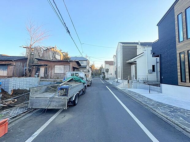 前面道路は幅員6m以上の広さが確保され、車のすれ違いもスムーズ。徒歩や自転車の移動時も安心です。