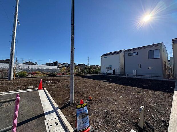 洗練された印象を与える外観デザインです。敷地には、ゆったりとした駐車スペースが確保されています。