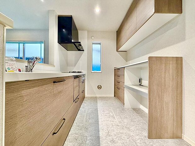 キッチンからはリビング全体を見渡せ、ご家族との会話を楽しみながら家事ができます。