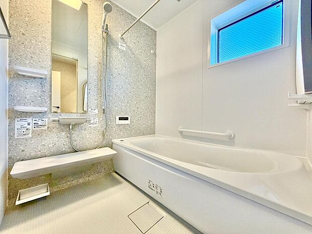 清潔感あるバスルーム。ゆっくりと湯船に浸かり、一日の疲れを癒やしていただけます。