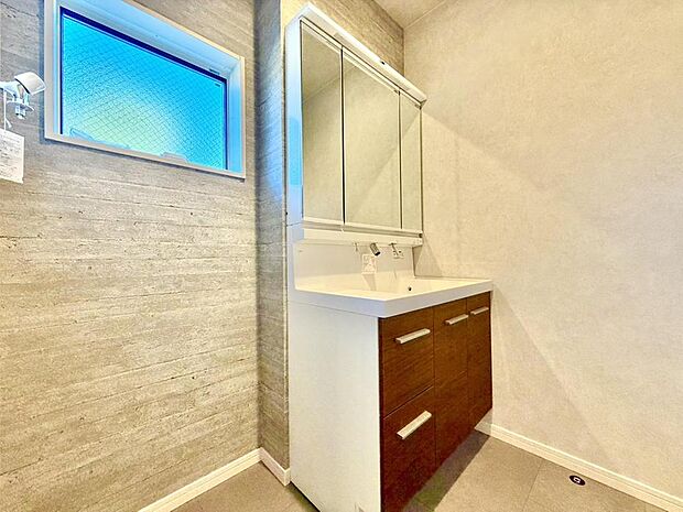 清潔感がある空間は、朝の身支度も気持ちよく行えそうです。