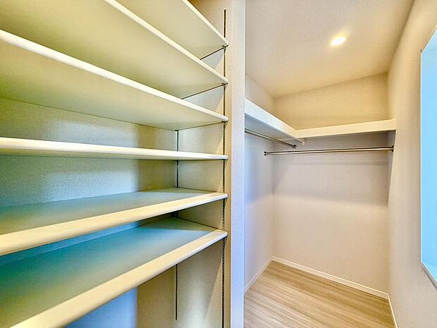 ハンガーパイプ付きのWICが造作されています。枕棚は、シーズンオフの寝具を収納するのにも役立ちます。