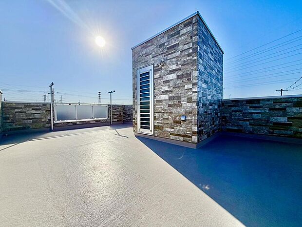 広々としたルーフバルコニーです。自然光に包まれながら読書したり、夜には星空を眺めることもできます。