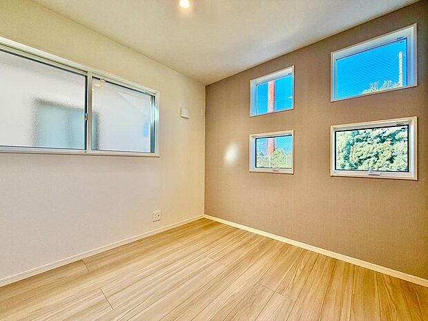 自然光が差し込む洋室。収納が備わっており、子供部屋や在宅ワークスペース等にもおすすめです。