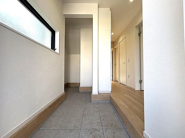 住まいの顏となる玄関。お気に入りの小物や写真を飾ることで、さわやかな気持ちで外出できそうです。