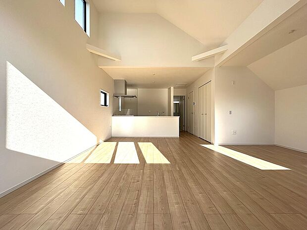 LDKは、ご家族が自然と集い、ゆったりと過ごせる居心地の良い住空間です。