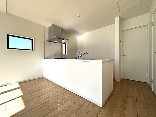 作業スペースが広く、家事がしやすいキッチンです。休日は、ご家族でお料理を楽しめそうです。