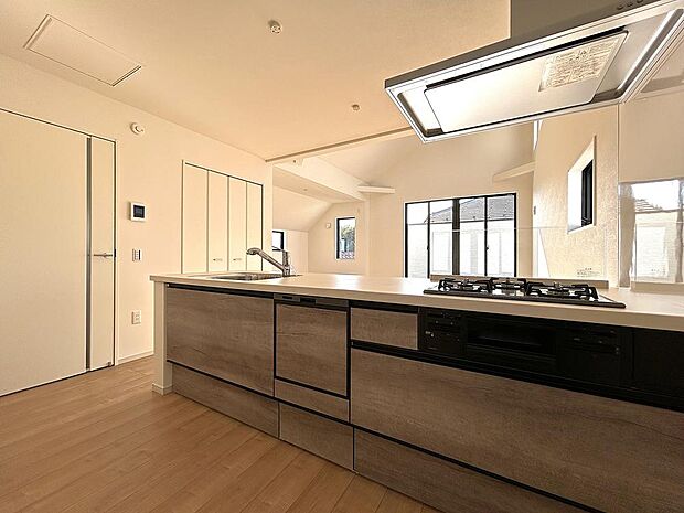 綺麗なキッチンは家事も捗りそうです。ぜひお子様と一緒に、お料理やお菓子作りを楽しんでください。