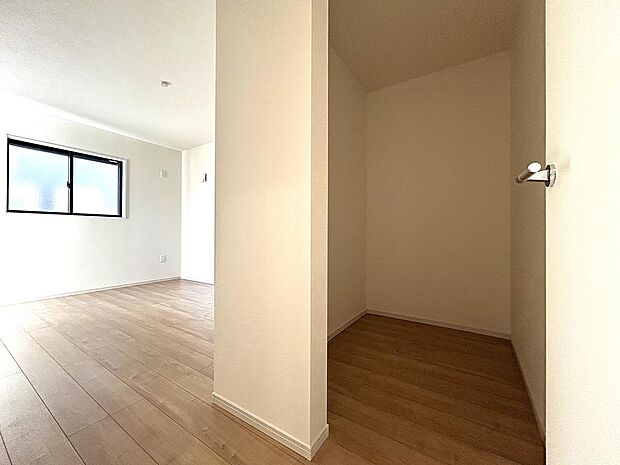 様々なテイストのインテリアと相性の良い、シンプルな内装です。お好みのお部屋作りが楽しめます。