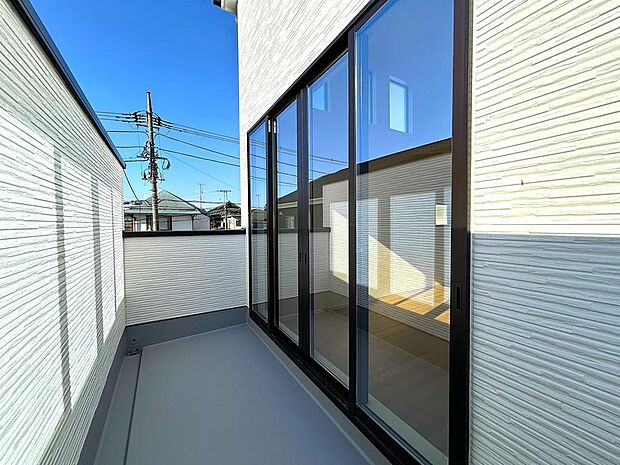 テーブルや椅子を配置して、寛ぎのスペースとしても利用可能。おうち時間の楽しみが広がりそうです。