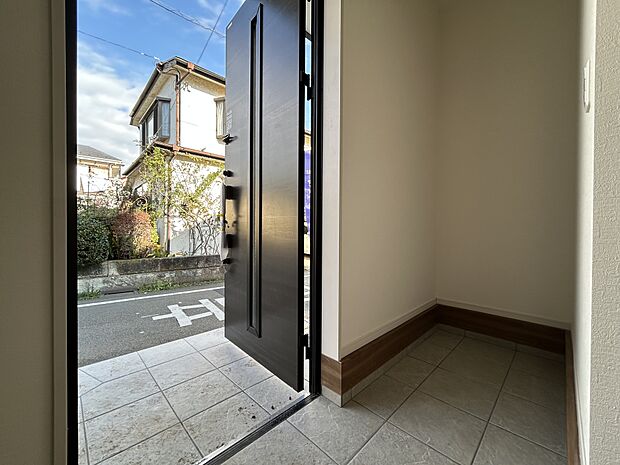 住まいの顏となる玄関。お気に入りの小物や写真を飾ることで、さわやかな気持ちで外出できそうです。