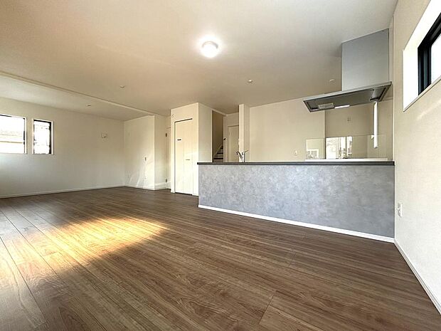 ご家族の思い出を刻むLDK。家族団らんの時間が自然と増えそうです。