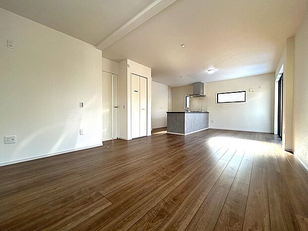 大きなソファセットを設置して、ゆったりと寛ぐことのできる広々としたリビング空間です。