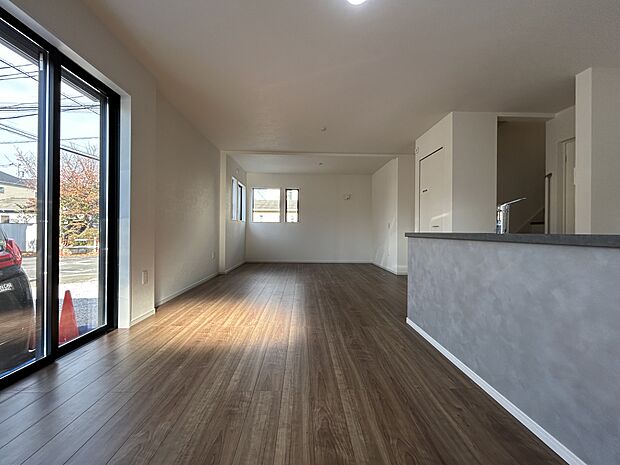 対面式キッチンとリビング階段が採用されています。ご家族のコミュニケーションが深まる間取りです。