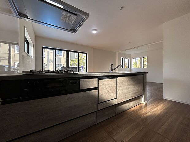 キッチンからLDを見渡すことができる間取りのため、お子様がいらっしゃるご家庭におすすめです。