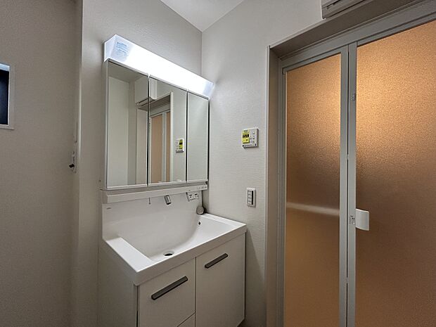 清潔感がある空間は、朝の身支度も気持ちよく行えそうです。