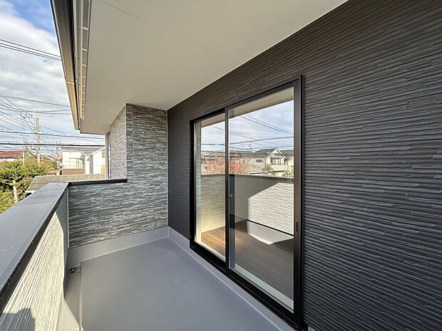 洗濯物を干す以外にも、生活スタイルに合わせて様々な用途で活用できるバルコニーです。