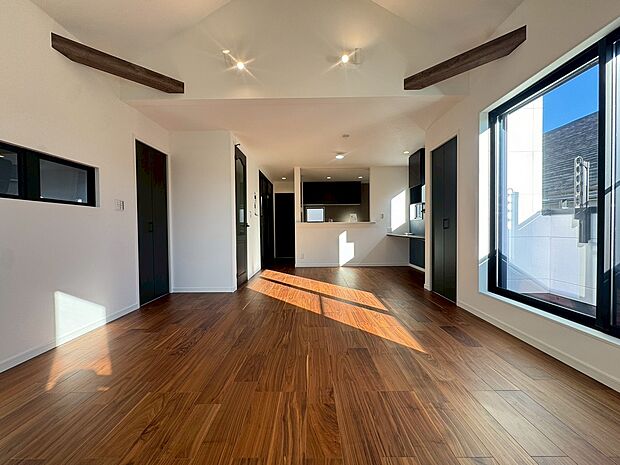 生活のメインスペースとなるLDKは、開放感のある空間。キッチンは対面式で、LDと一体感があります。