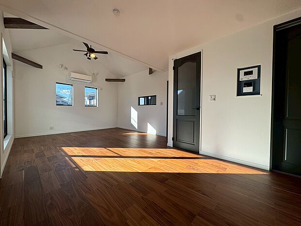 ご家族の写真やお子様の絵を飾り、お気に入りの住空間にすることができます。