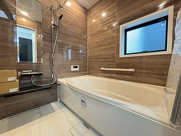 ゆったりとした気分で、湯船に浸かることができそうな浴室です。