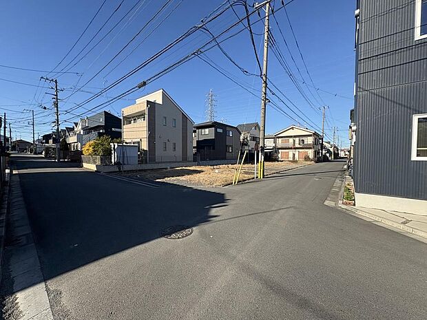 スーパーなどの買い物施設も近くに揃い、快適ライフを彩るロケーションです。