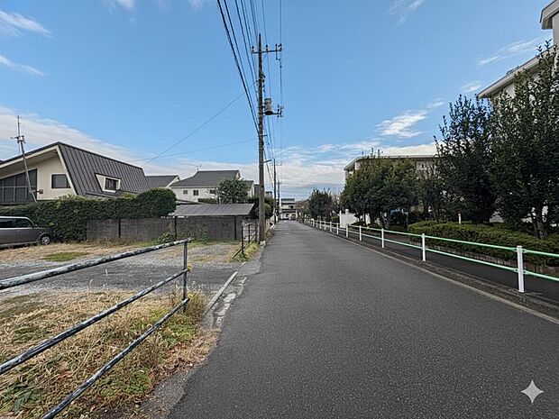 前面道路はアスファルト舗装されています。自転車の走行や、ベビーカーを押して外出する際も快適です。