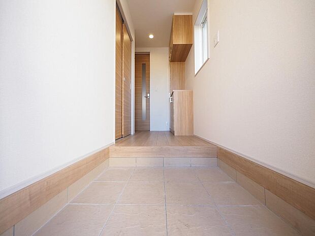 住まいの顏となる玄関。お気に入りの小物や写真を飾ることで、さわやかな気持ちで外出できそうです。