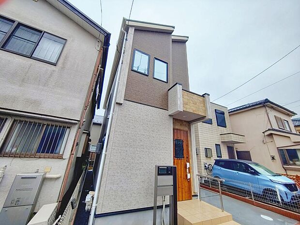 周辺は、低層住宅が建ち並ぶ閑静な住宅街です。緑豊かな住環境で落ち着いた暮らしが叶います。