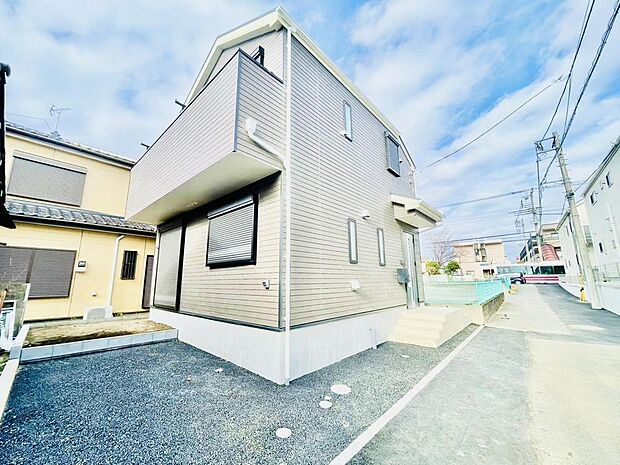 周辺は、低層住宅が建ち並ぶ閑静な住宅街です。緑豊かな住環境で落ち着いた暮らしが叶います。