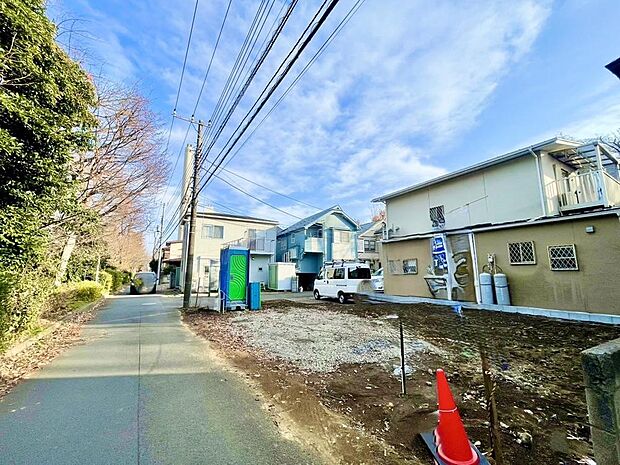 開放的な立地です。第一種低層住居専用地域内、緑豊かで落ち着いた住宅街の一画に位置しています。