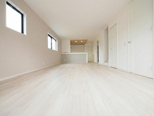 ご家族の写真や季節の花が映える、明るい色合いのフローリングが採用された柔らかな印象のLDKです。