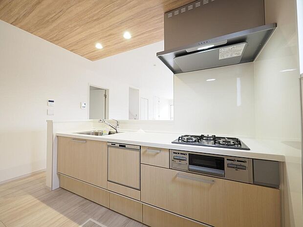 新しいお住まいのキッチンで、休日は家族でお料理を楽しむ時間が増えそうです。