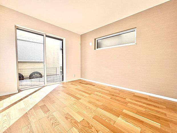 フローリングのためお手入れも簡単。明るくさわやかな空間は、お子様の学習も捗りそうです。