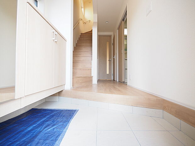 ご家族や来訪者を迎える玄関。お好みのインテリアで、個性を演出してみてはいかがでしょうか。