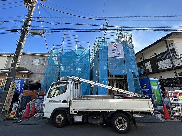 周辺は、低層住宅が建ち並ぶ閑静な住宅街です。緑豊かな住環境で落ち着いた暮らしが叶います。