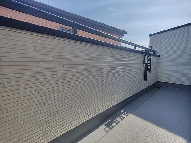 仕事や家事の合間の休憩に、バルコニーから景色を眺めればリフレッシュにもなりそうです。