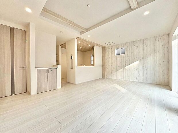 LDKは、折り上げ天井が採用されています。開放的な空間を演出しています。※CG加工済