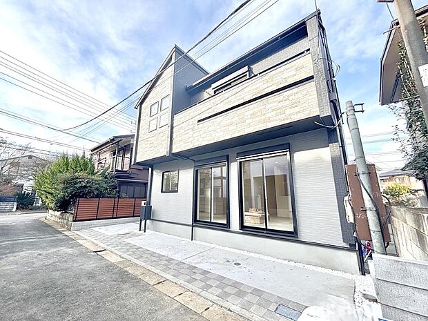 南側が道路に面し、住まいに明るい陽光が注ぎます。見通しが良く、お車の出入庫や歩行の際も安心です。