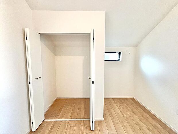 収納スペース付きで、生活感の出やすい場所もすっきり片付きそうです。