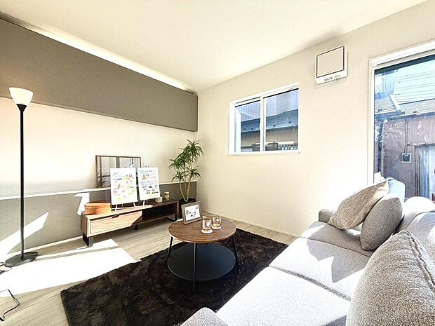 ご家族の写真や季節の花が映える、明るい色合いのフローリングが採用された柔らかな印象のLDKです。