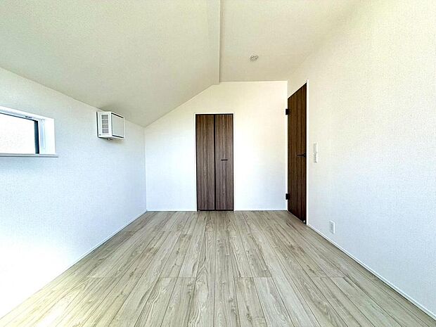 お手入れのしやすい仕様です。普段はフロアモップなどを使って、簡単にお掃除ができそうです。
