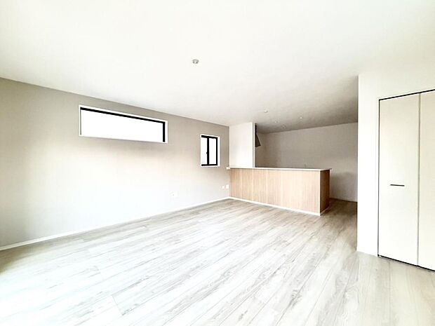 「LDK」家族が集うLDKはゆとりの約19.5帖。ダイニングセットやソファーなど大きな家具も配置しやすい広さです。白を基調としたシンプルな内装で、インテリアを楽しむことができます。