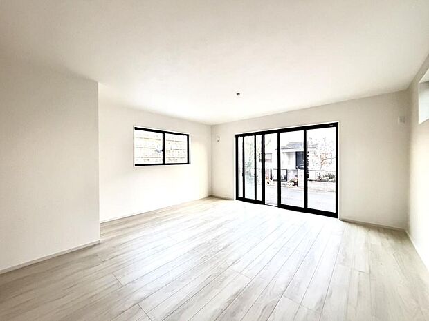 「LDK」南東向きの大きな掃き出し窓から朝日が差し込み、さわやかな朝を迎えられるLDK。明るく、居心地の良い住空間です。