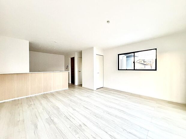 「LDK」リビングからキッチンの様子が見えるので、ご家族どうしで会話が弾みやすい間取り。キッチン横には可動棚付きのパントリーが設けられています。食料品・水のストック収納や食器棚としても利用できます。