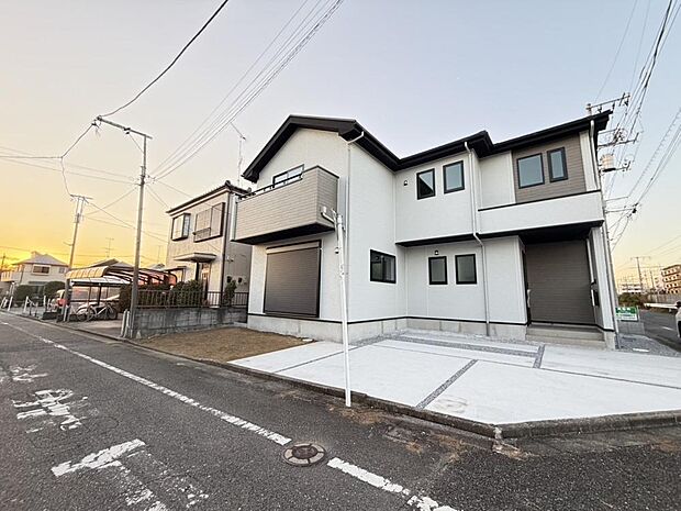 「前面道路含む現地写真」南東側前面道路は幅員約6.0m。前面道路との高低差がないため、車や自転車の出し入れをスムーズに行うことができます。カースペースは2台駐車可能です(車種による制限有り)。