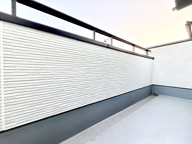 「バルコニー」約9.0帖の洋室に面したバルコニー。南東向きなので、洗濯物や布団を気持ちよく干すことができそうです。