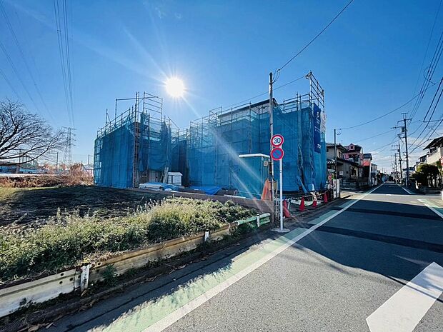 前面道路はアスファルト舗装されています。自転車の走行や、ベビーカーを押して外出する際も快適です。