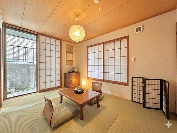 おもてなしにも適した和室。ゆったりと足をのばして寛ぐこともできます。※実写画像にバーチャルホームステージングで家具を設置した完成予想です。