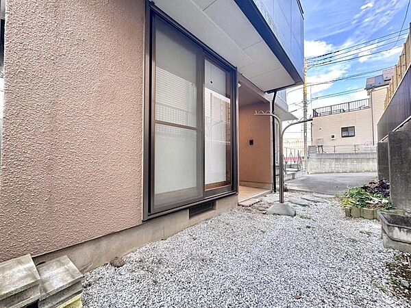 お仕事や家事の合間に気分転換ができる、庭付きの住まいです。